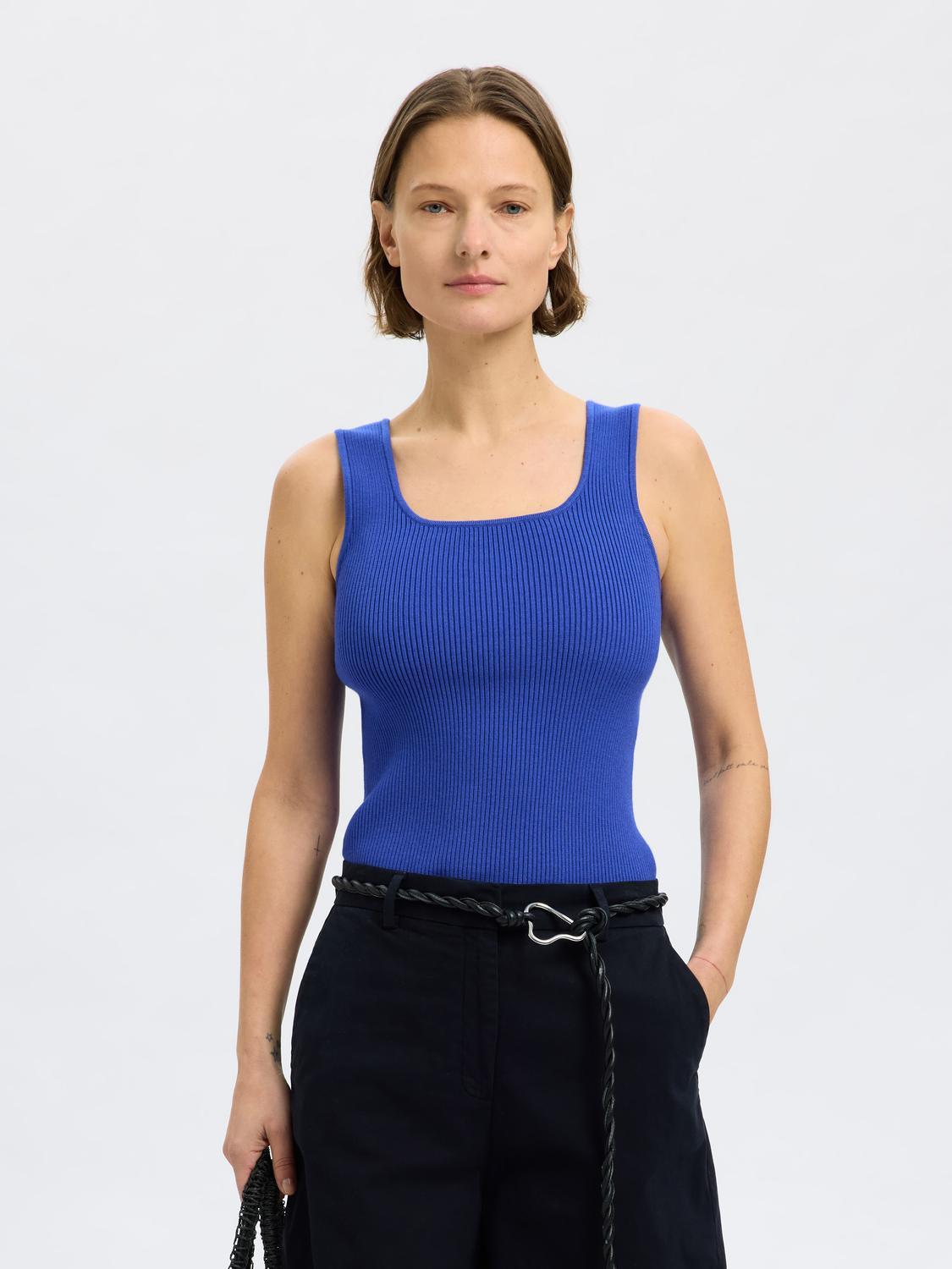 model_shot-front